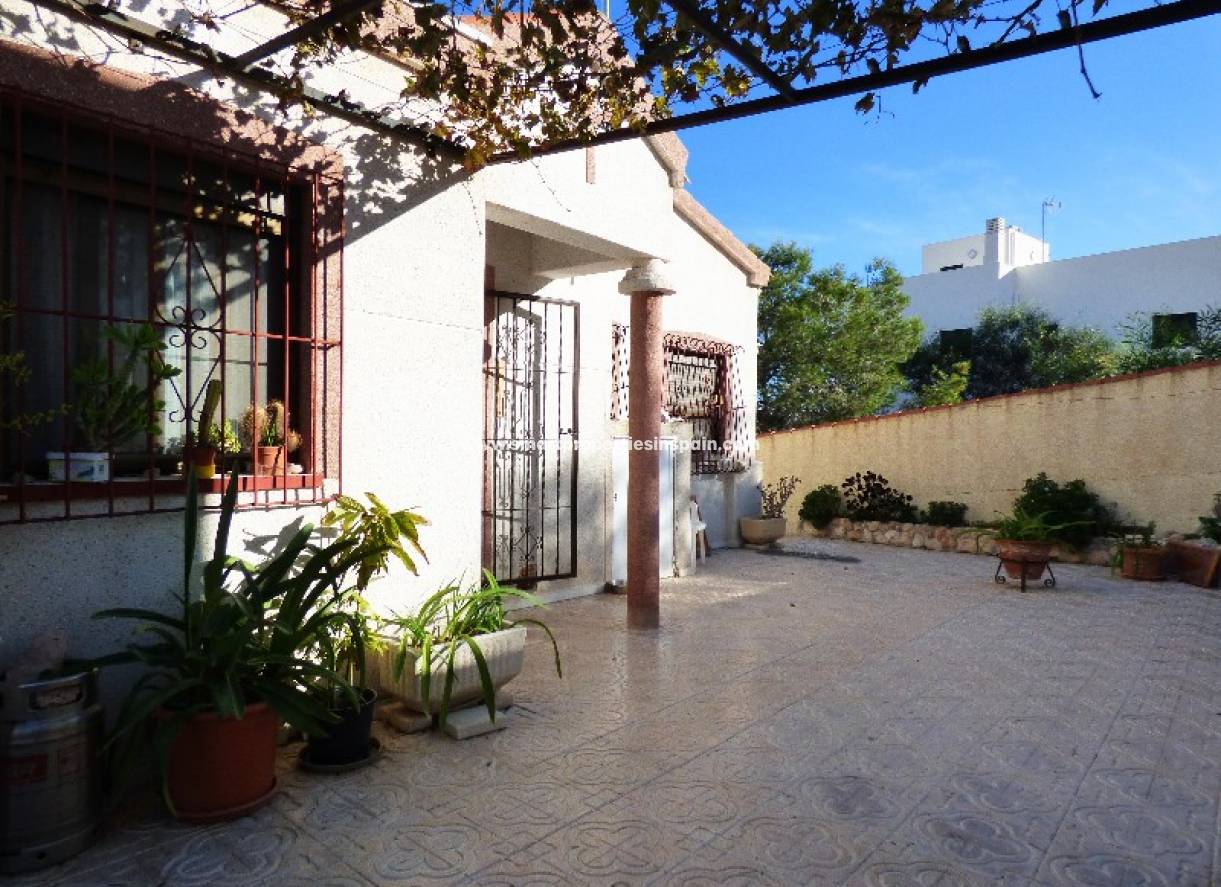 Wederverkoop - Detached Villa - La Marina - Urbanización La Marina