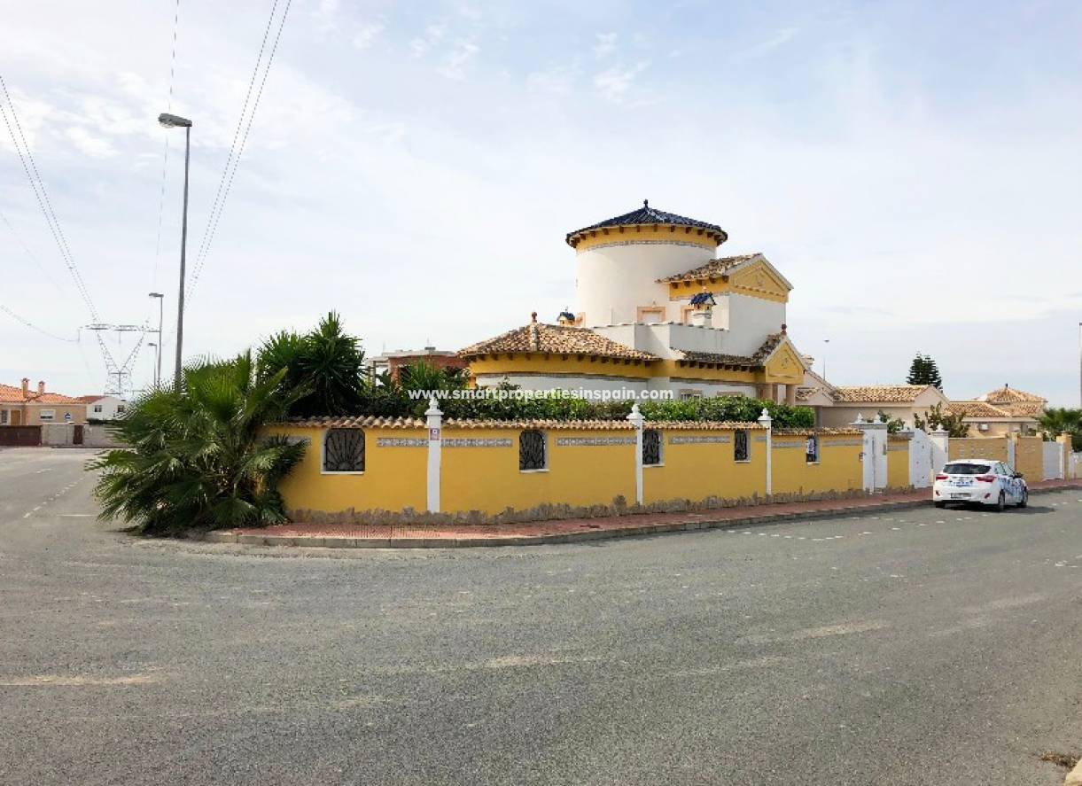 Wederverkoop - Detached Villa - La Marina - Urbanización La Marina