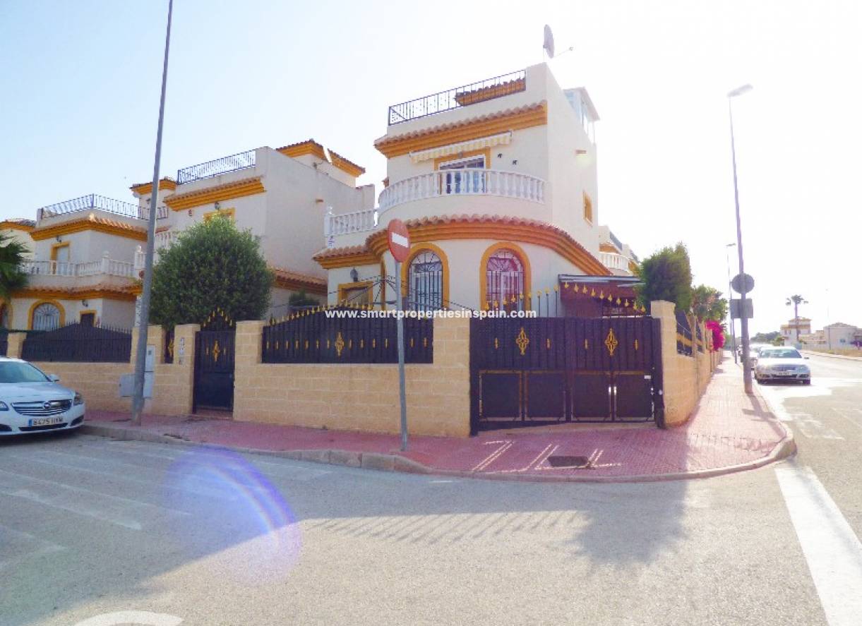 Wederverkoop - Detached Villa - La Marina - Urbanización La Marina