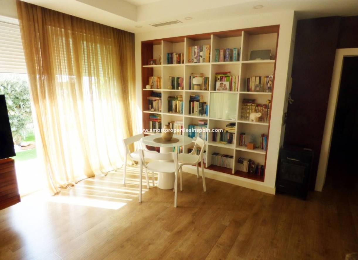 Wederverkoop - Detached Villa - La Marina - Urbanización La Marina