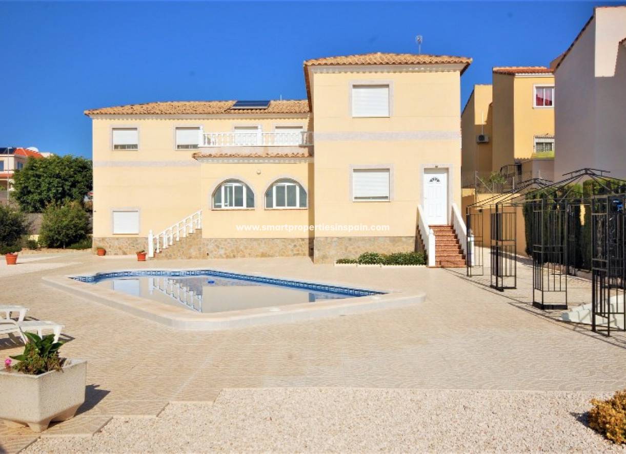 Wederverkoop - Detached Villa - La Marina - Urbanización La Marina
