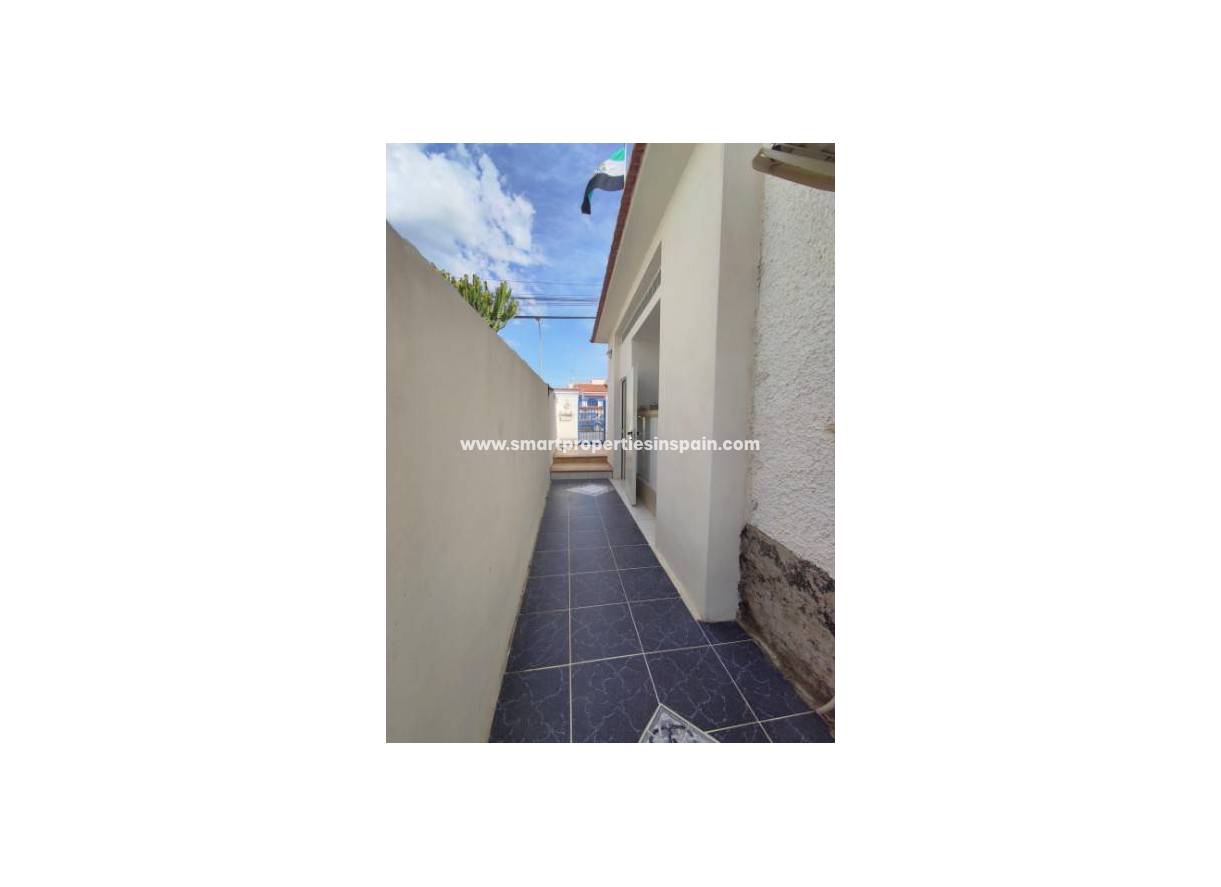 Wederverkoop - Detached Villa - La Marina - Urbanización La Marina