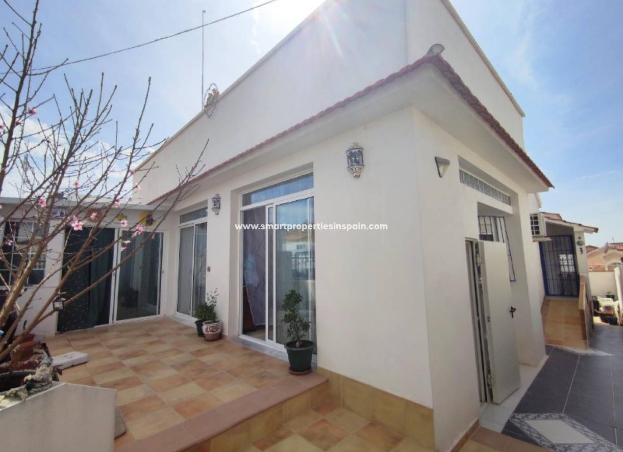 Wederverkoop - Detached Villa - La Marina - Urbanización La Marina