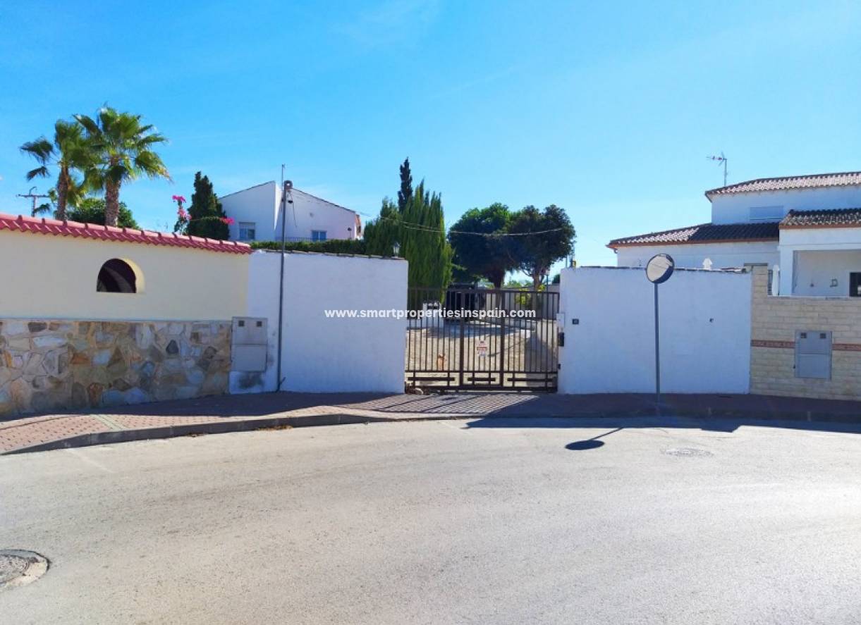 Wederverkoop - Detached Villa - La Marina - Urbanización La Marina