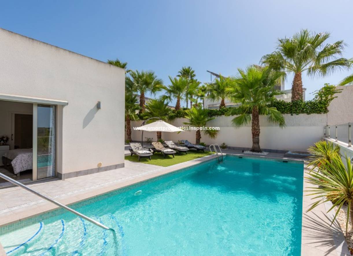 Wederverkoop - Detached Villa - La Marina - Urbanización La Marina