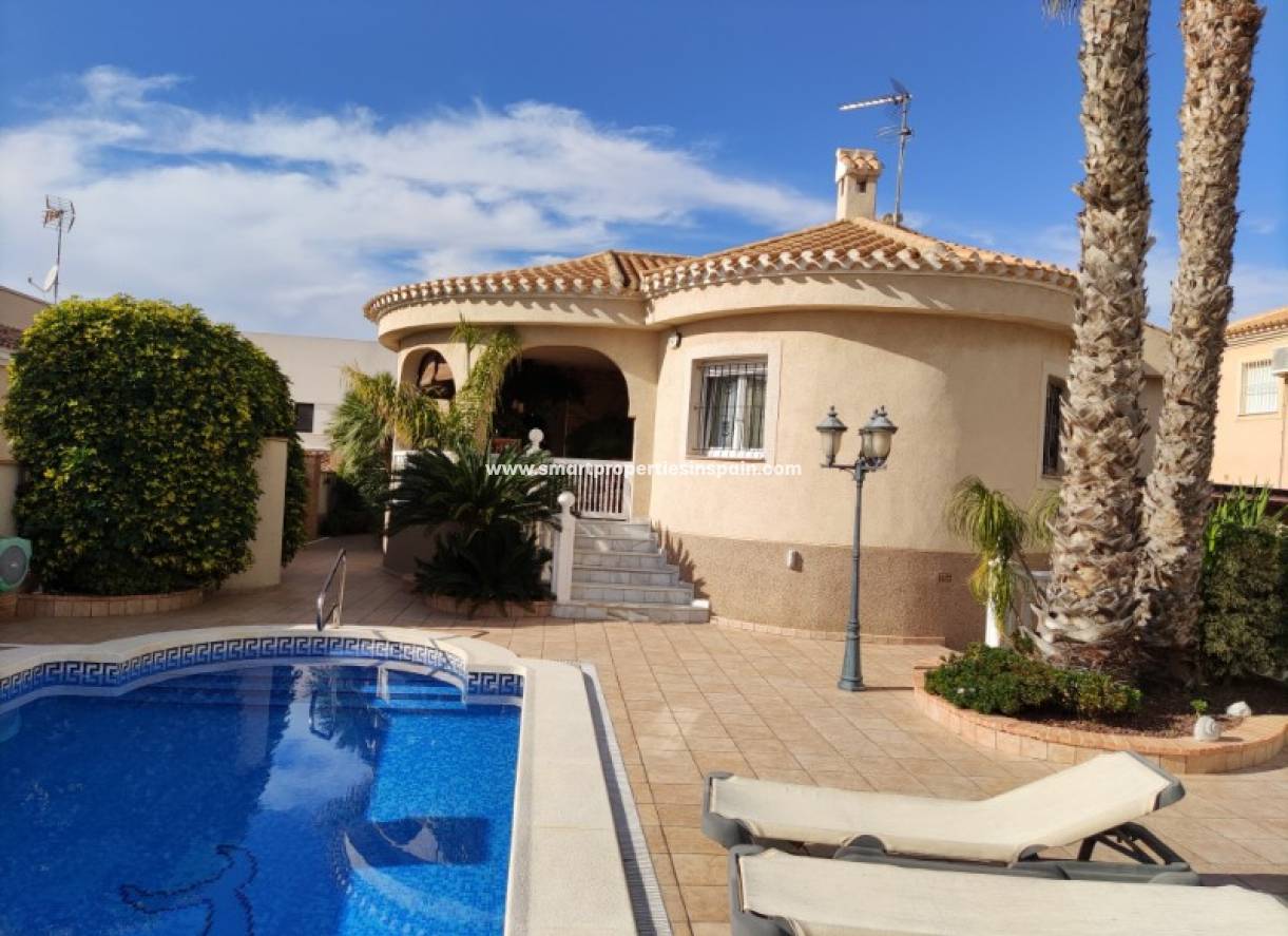 Wederverkoop - Detached Villa - La Marina - Urbanización La Marina