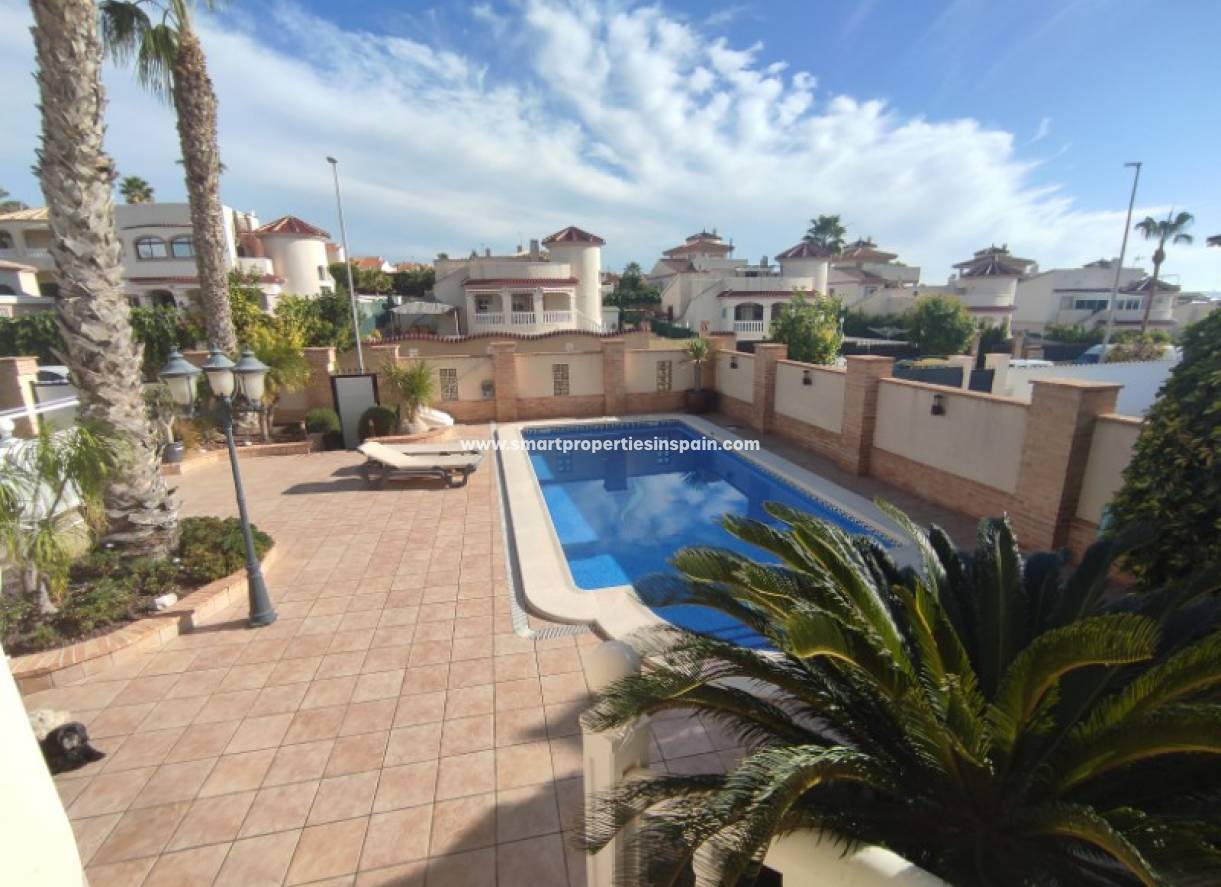 Wederverkoop - Detached Villa - La Marina - Urbanización La Marina