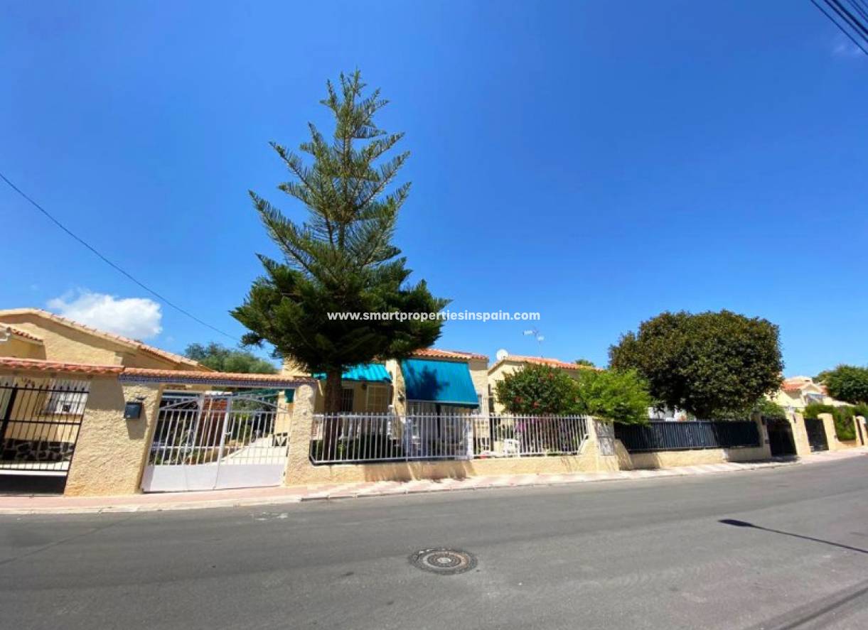 Wederverkoop - Detached Villa - La Marina - Urbanización La Marina