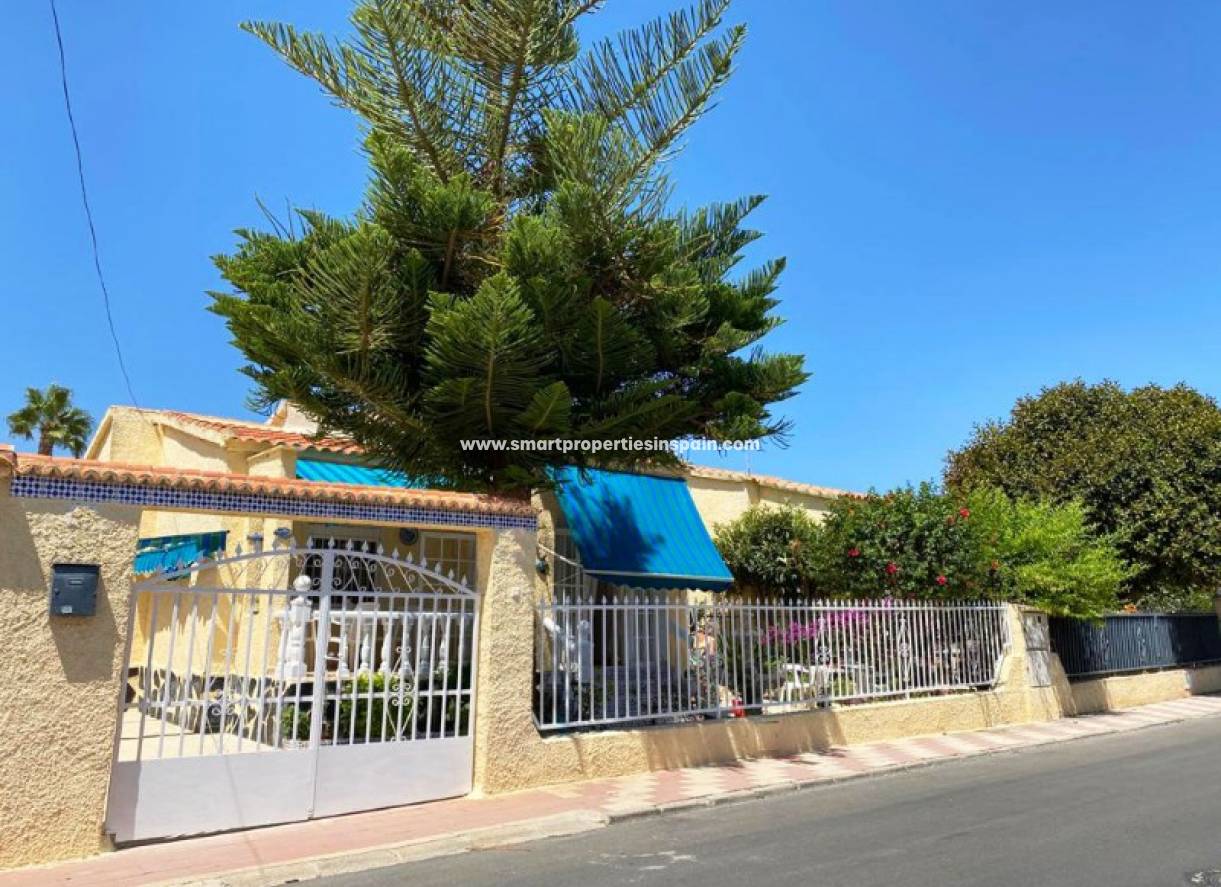 Wederverkoop - Detached Villa - La Marina - Urbanización La Marina
