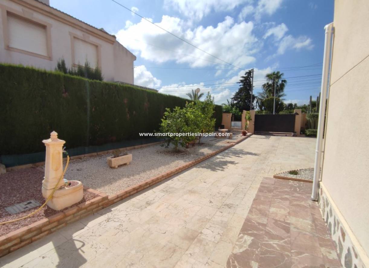 Wederverkoop - Detached Villa - La Marina - Urbanización La Marina