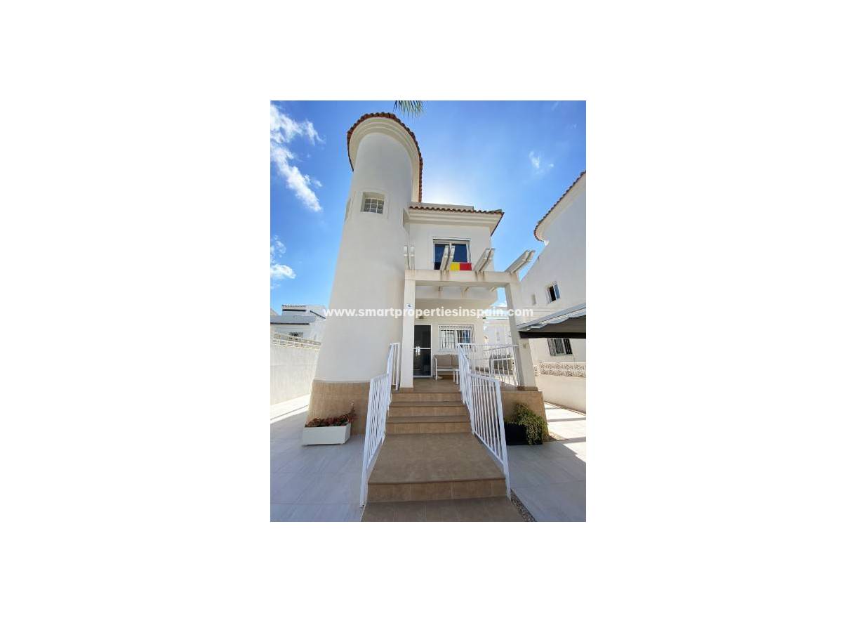 Wederverkoop - Detached Villa - La Marina - Urbanización La Marina