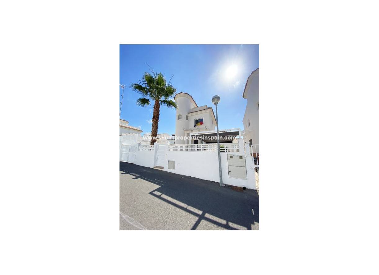 Wederverkoop - Detached Villa - La Marina - Urbanización La Marina