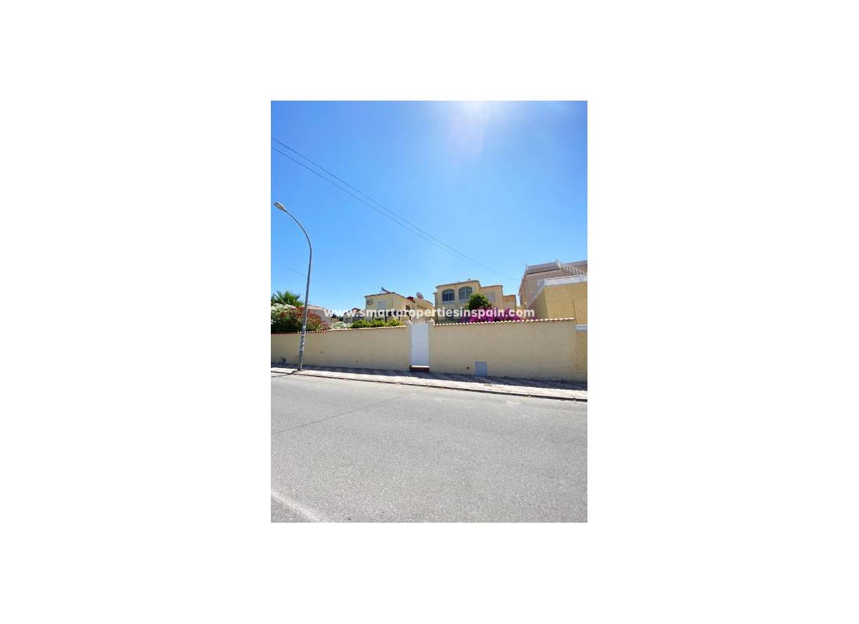 Wederverkoop - Detached Villa - La Marina - Urbanización La Marina