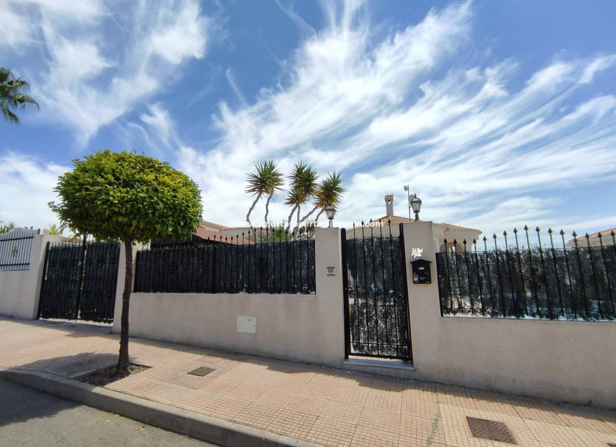 Wederverkoop - Detached Villa - La Marina - Urbanización La Marina