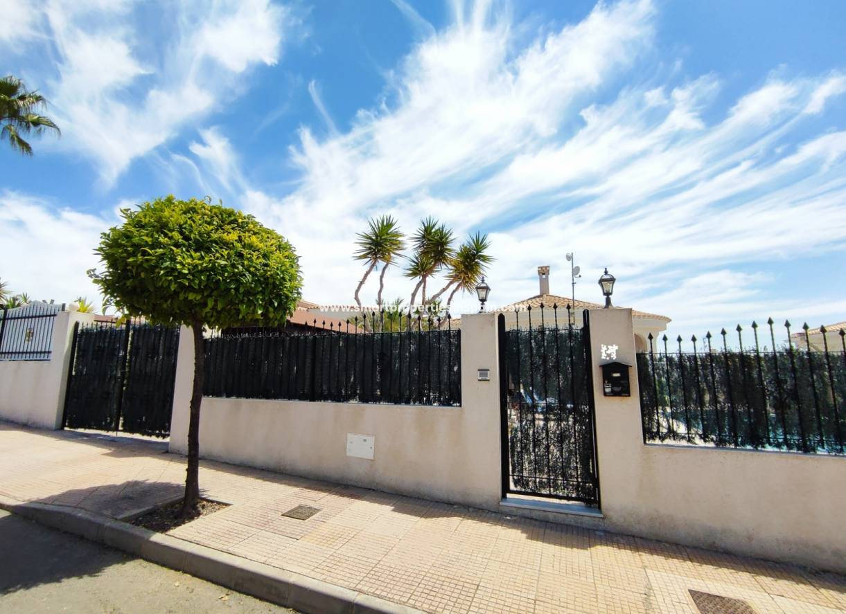 Wederverkoop - Detached Villa - La Marina - Urbanización La Marina