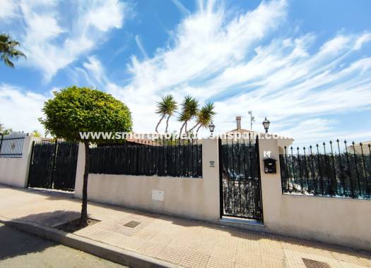 Wederverkoop - Detached Villa - La Marina - Urbanización La Marina