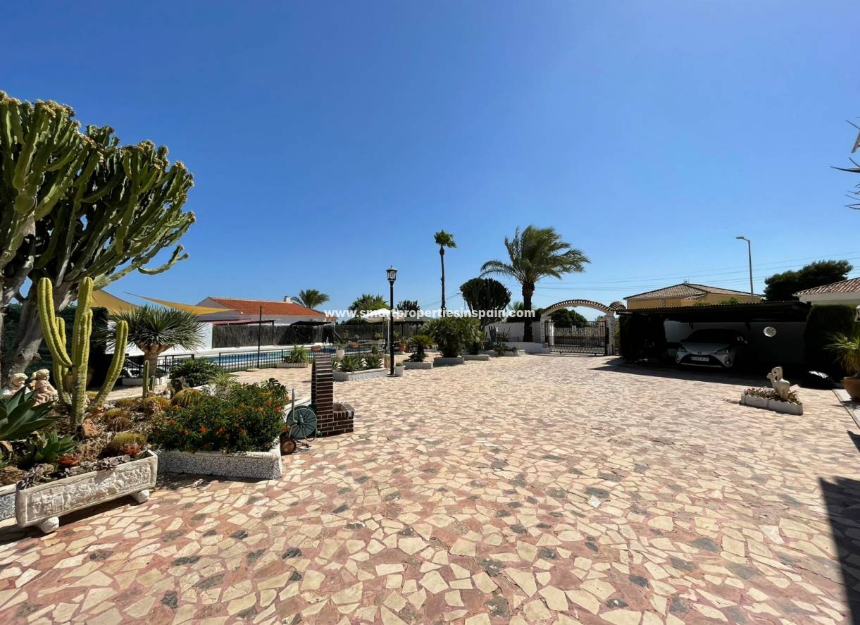 Wederverkoop - Detached Villa - La Marina - Urbanizacion la marina