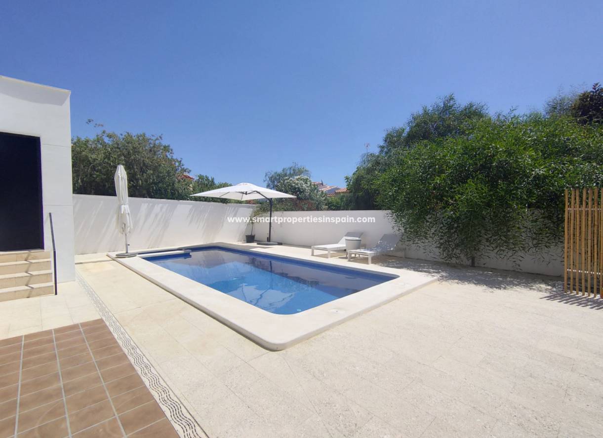 Wederverkoop - Detached Villa - La Marina - Urbanización La Marina