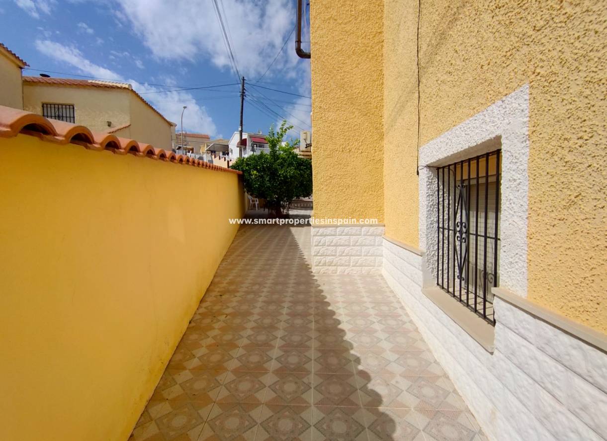 Wederverkoop - Detached Villa - La Marina - Urbanización La Marina