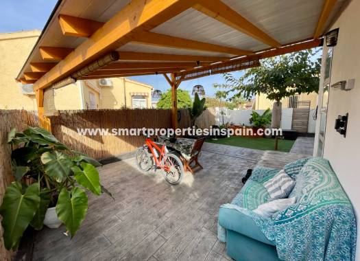 Wederverkoop - Detached Villa - La Marina - Urbanización La Marina