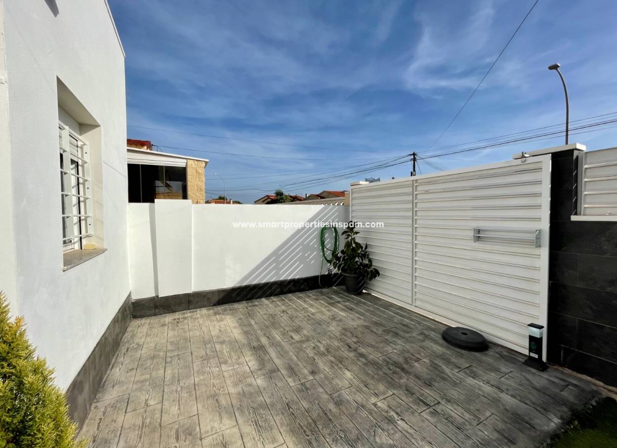 Wederverkoop - Detached Villa - La Marina - Urbanización La Marina