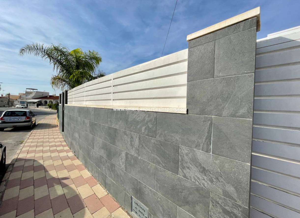 Wederverkoop - Detached Villa - La Marina - Urbanización La Marina