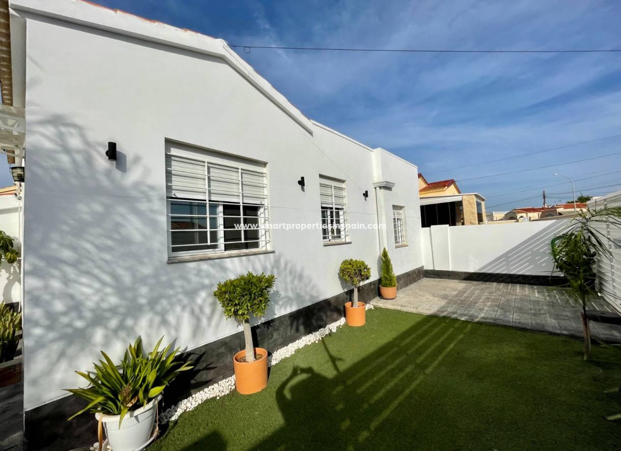 Wederverkoop - Detached Villa - La Marina - Urbanización La Marina
