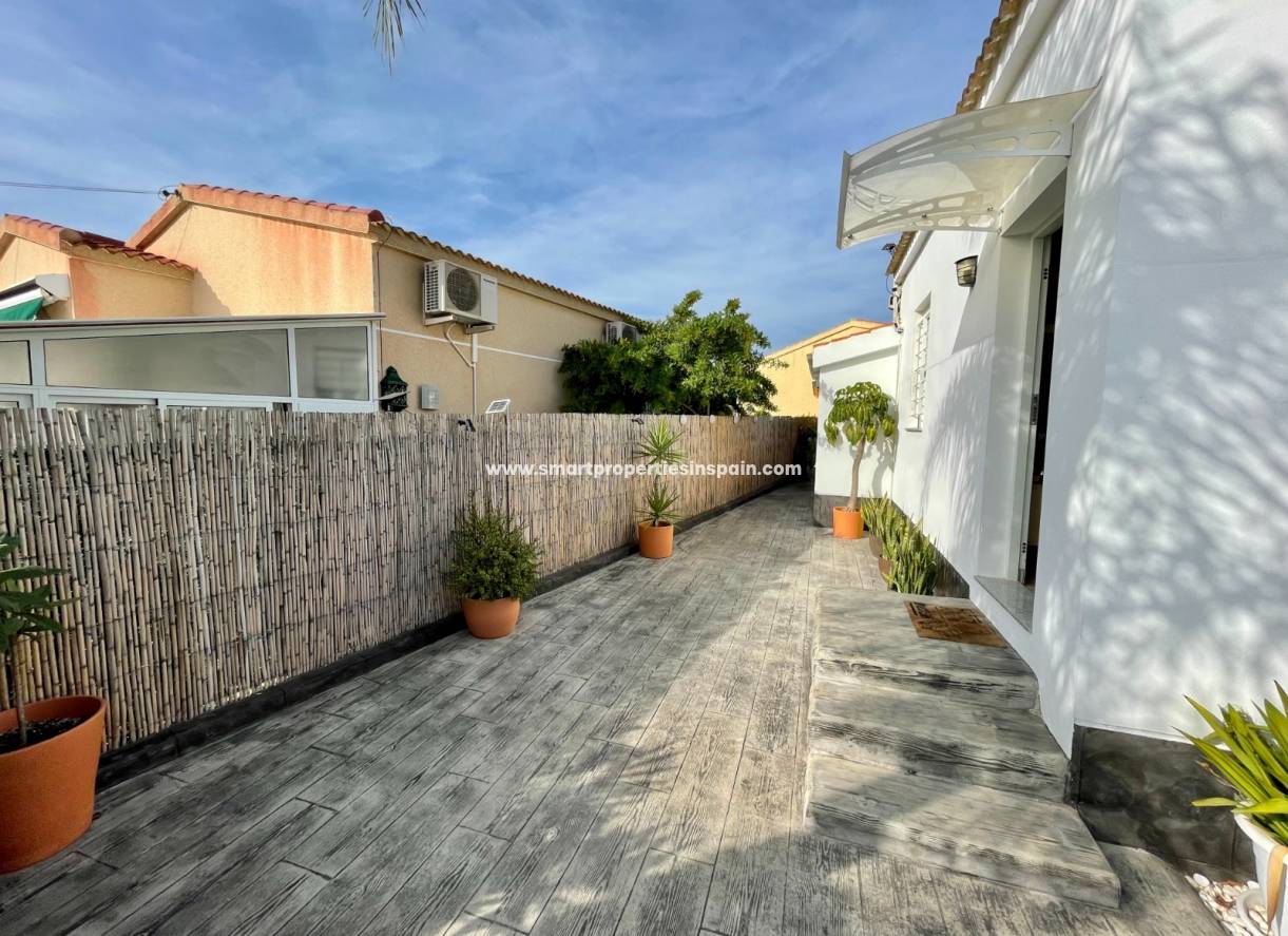 Wederverkoop - Detached Villa - La Marina - Urbanización La Marina