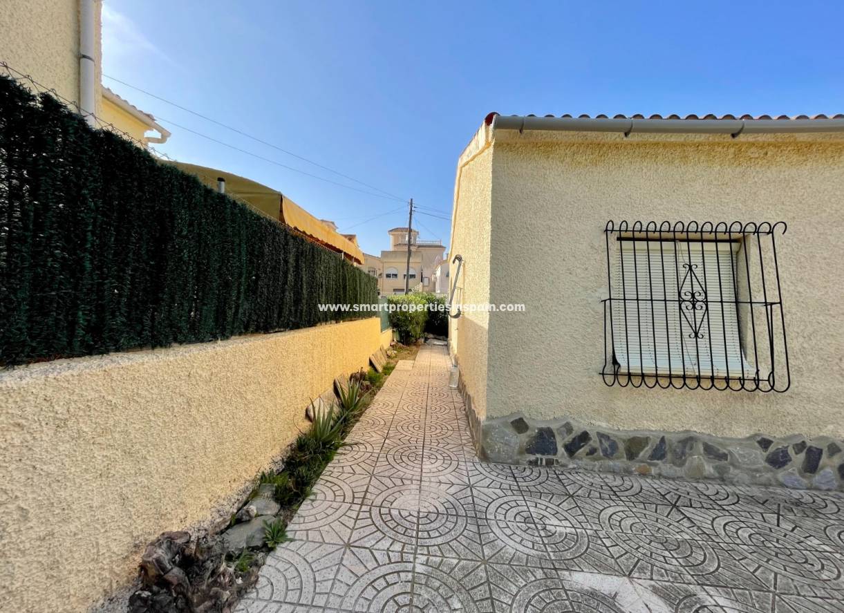 Wederverkoop - Detached Villa - La Marina - Urbanización La Marina