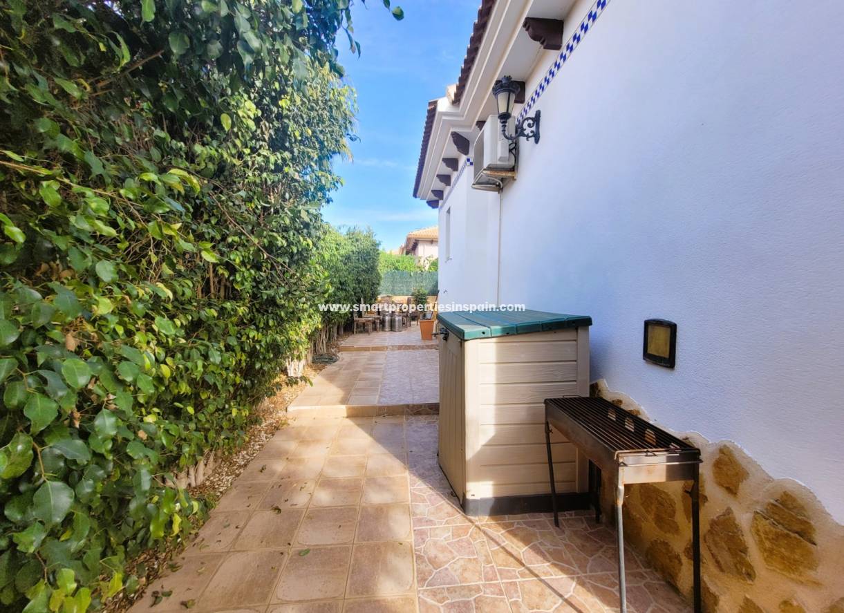 Wederverkoop - Detached Villa - La Marina - Urbanización La Marina