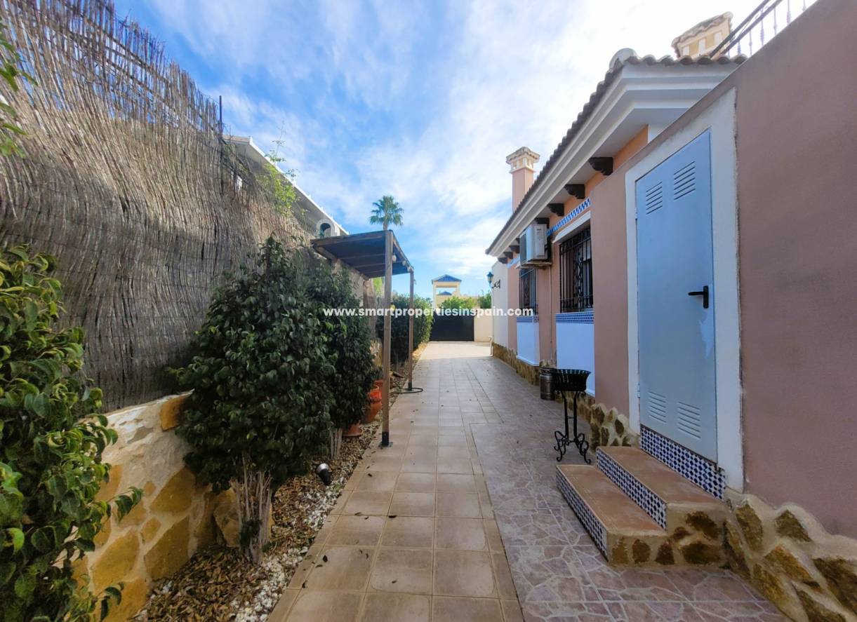 Wederverkoop - Detached Villa - La Marina - Urbanización La Marina
