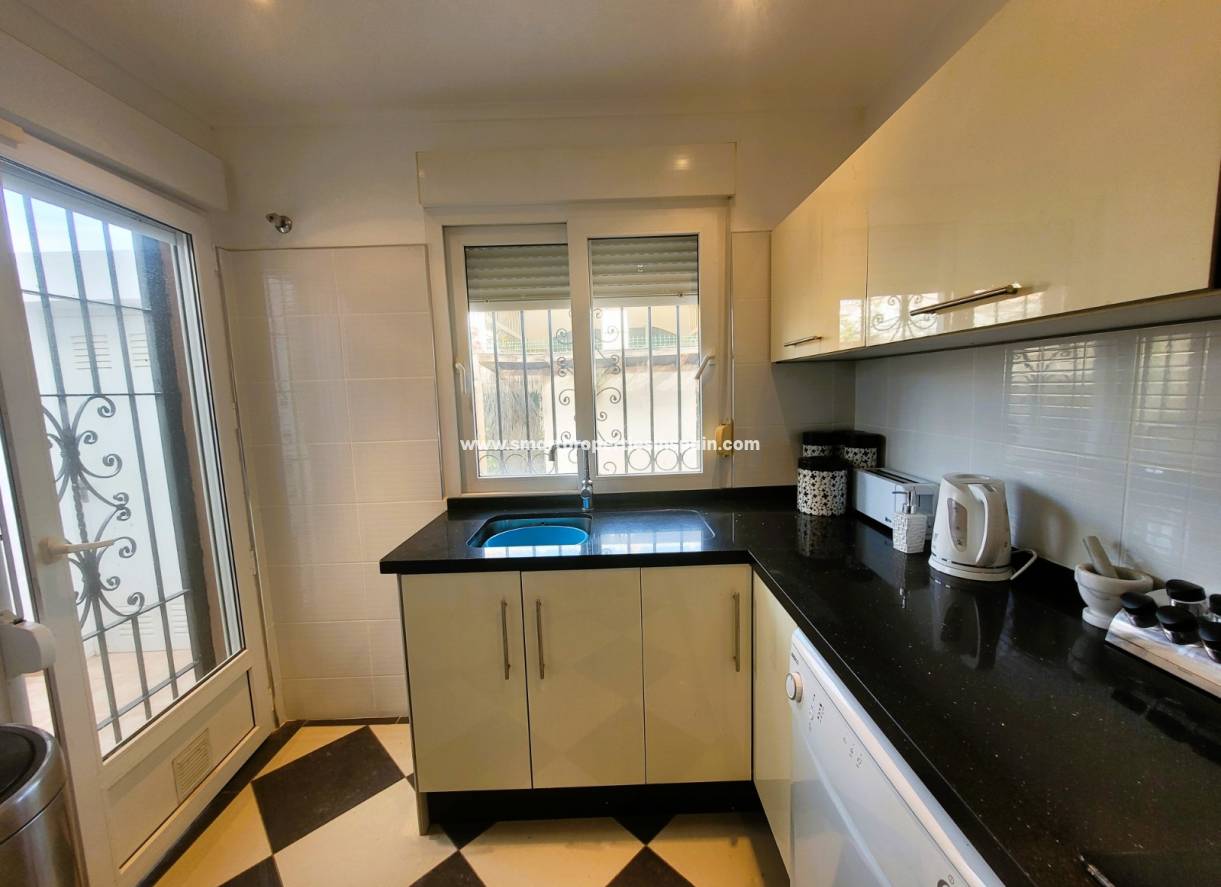 Wederverkoop - Detached Villa - La Marina - Urbanización La Marina