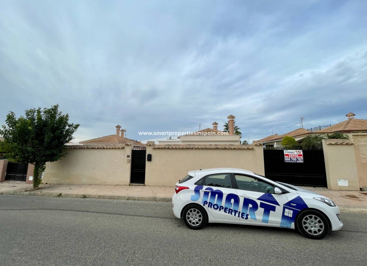 Wederverkoop - Detached Villa - La Marina - Urbanización La Marina