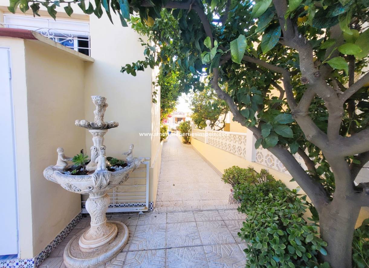 Wederverkoop - Detached Villa - La Marina - Urbanización La Marina