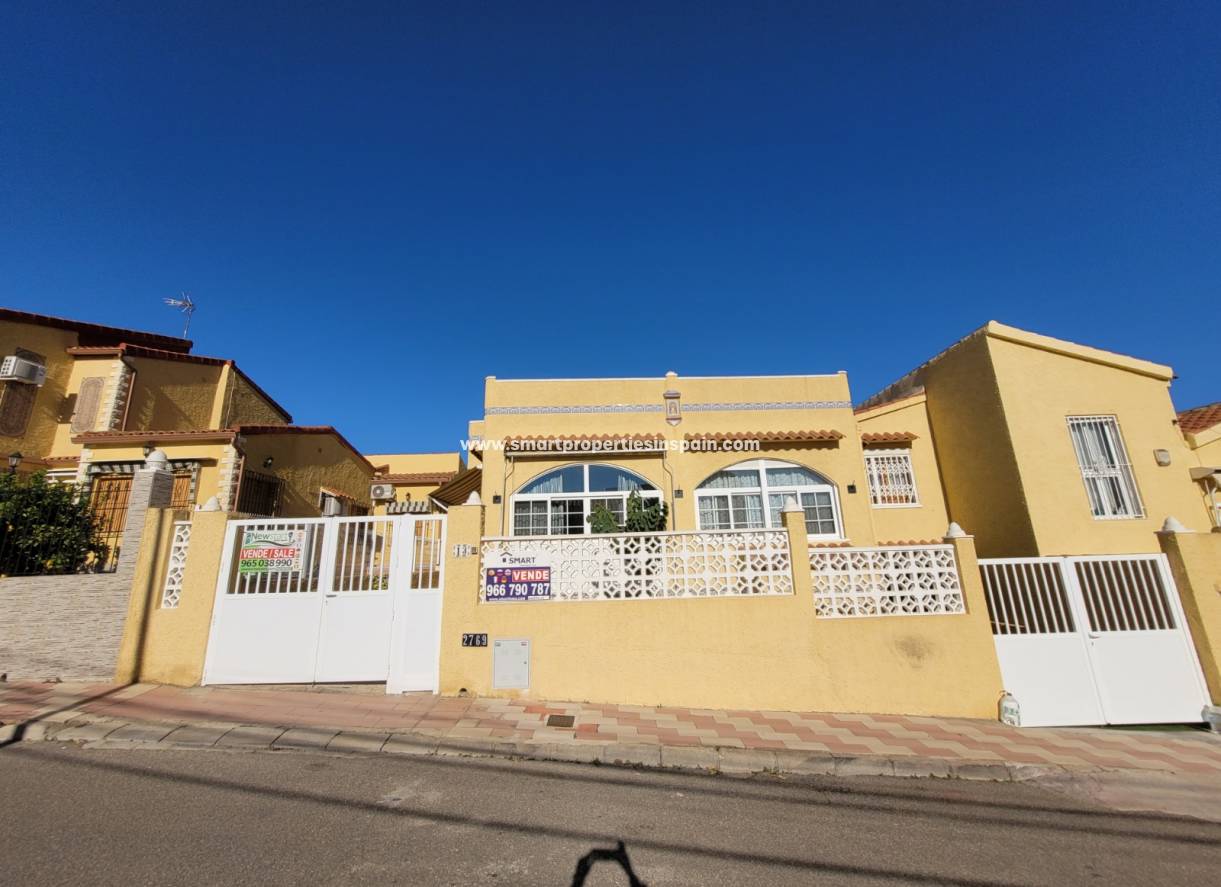 Wederverkoop - Detached Villa - La Marina - Urbanización La Marina