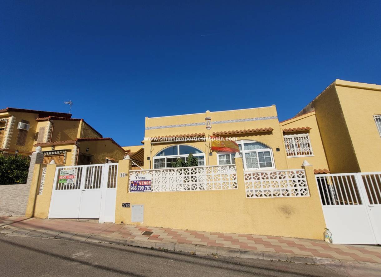 Wederverkoop - Detached Villa - La Marina - Urbanización La Marina