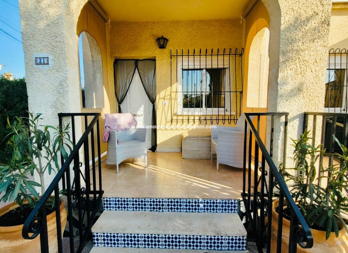 Wederverkoop - Detached Villa - La Marina - Urbanización La Marina