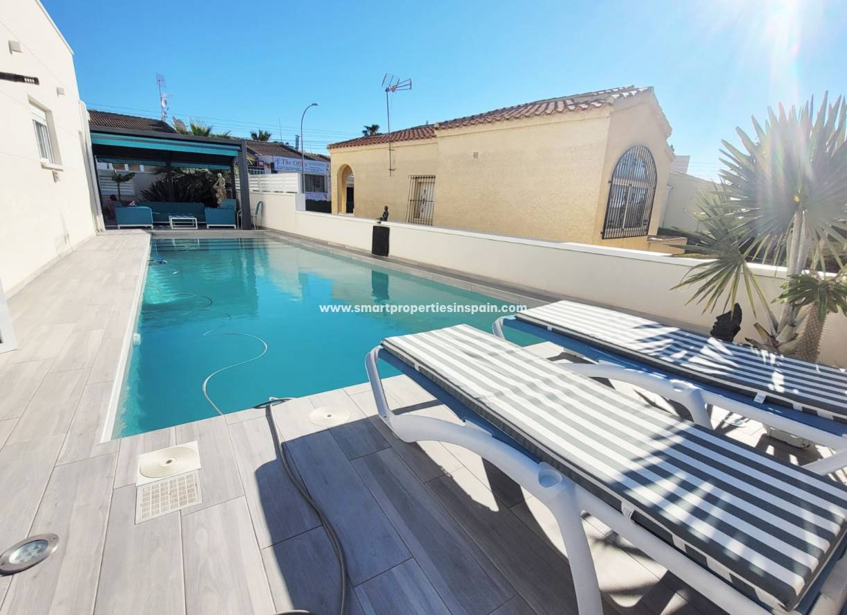 Wederverkoop - Detached Villa - La Marina - Urbanización La Marina