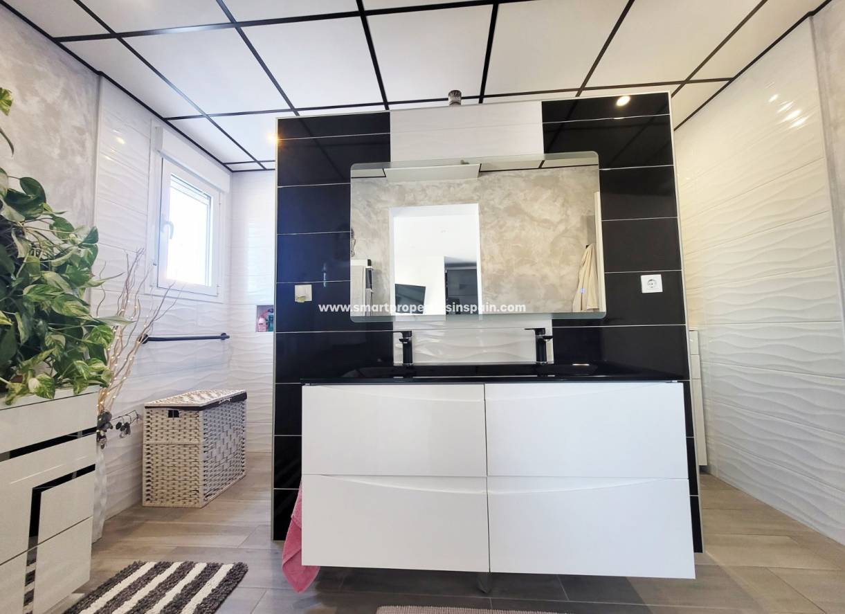 Wederverkoop - Detached Villa - La Marina - Urbanización La Marina