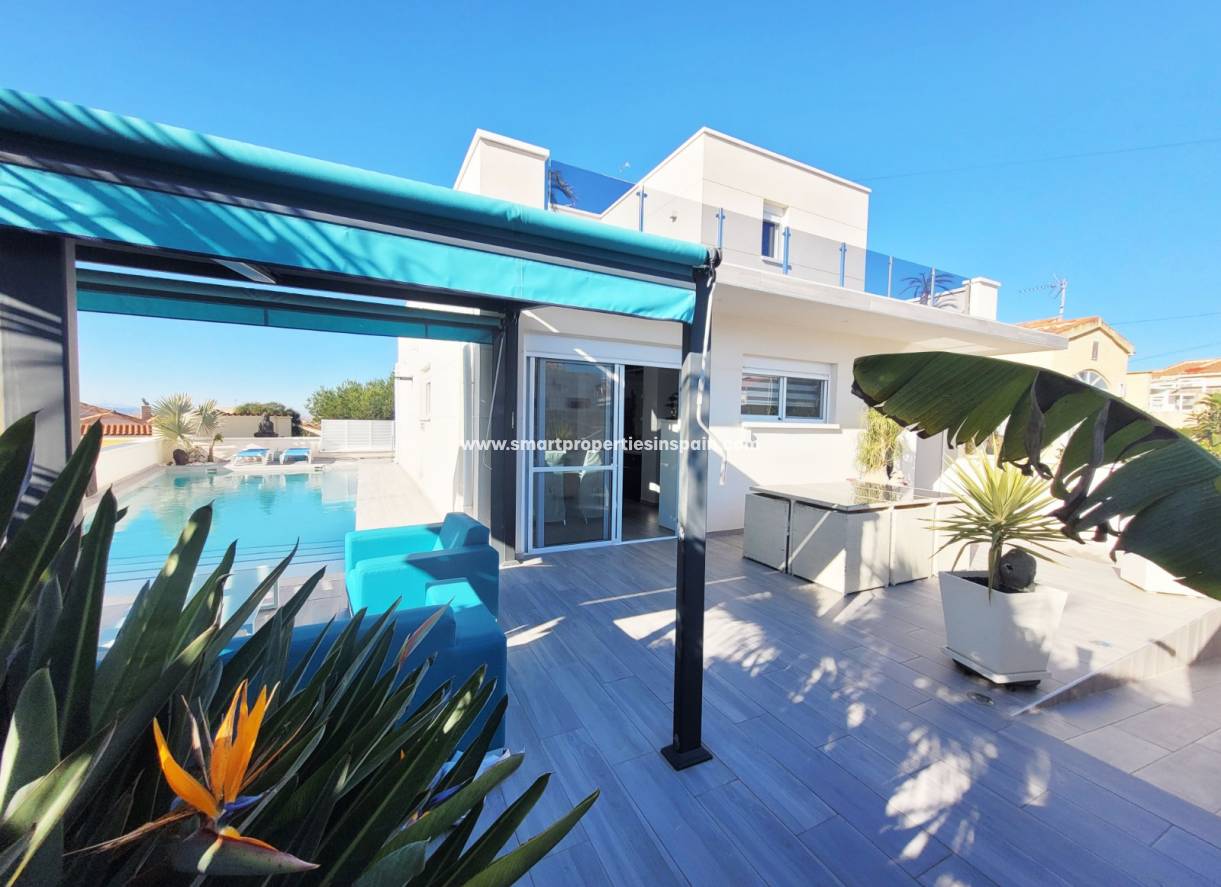 Wederverkoop - Detached Villa - La Marina - Urbanización La Marina