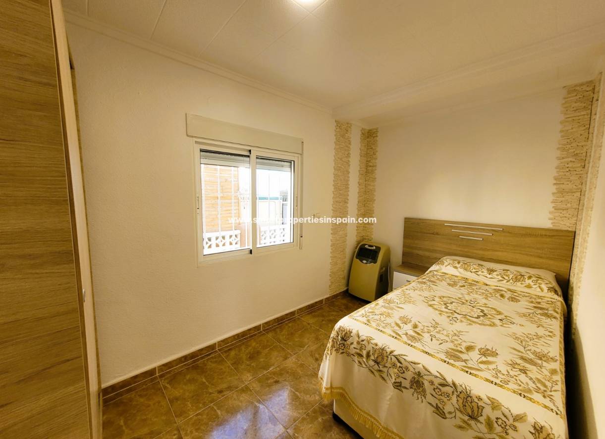 Wederverkoop - Detached Villa - La Marina - Urbanización La Marina