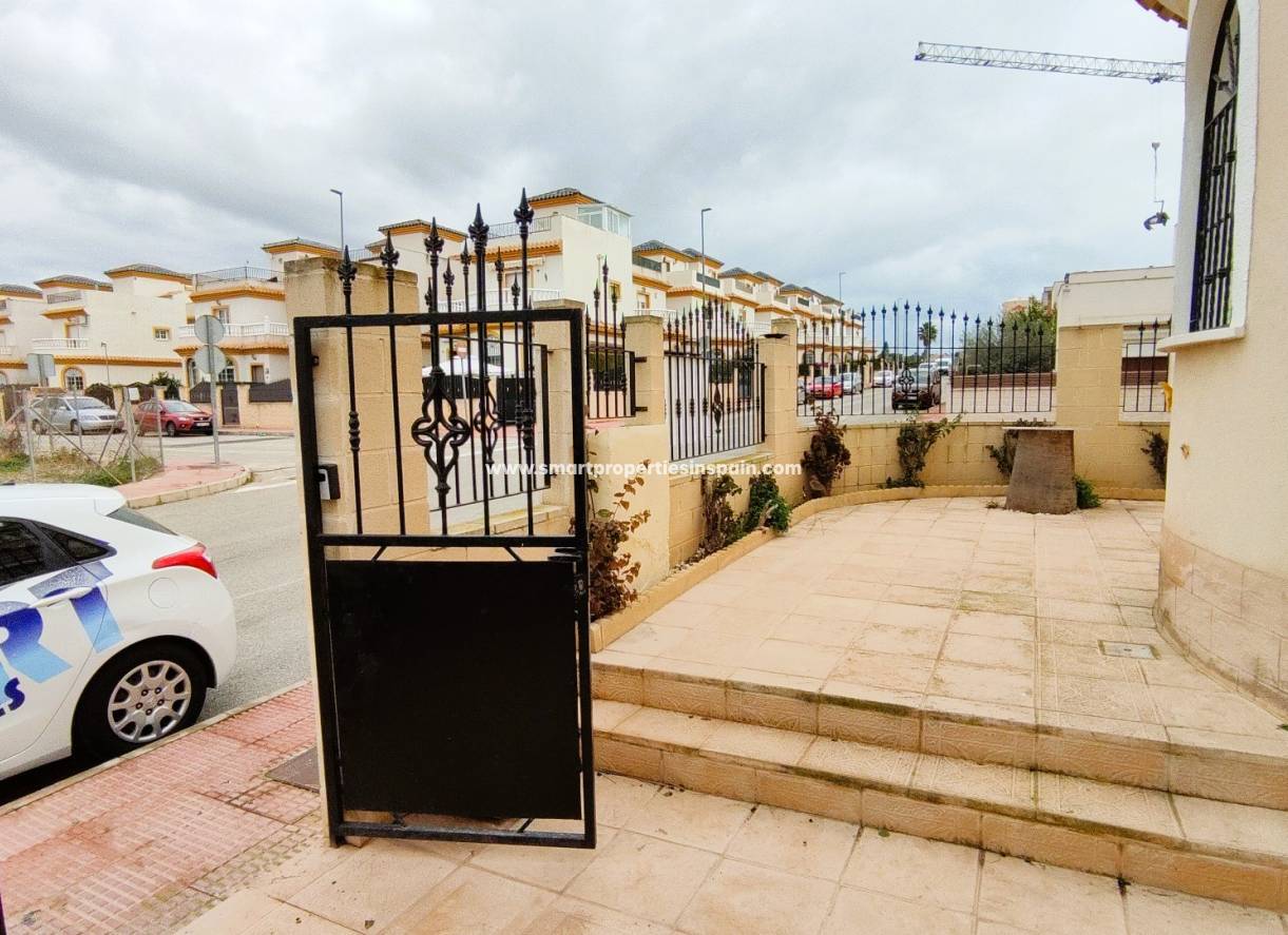 Wederverkoop - Detached Villa - La Marina - Urbanización La Marina