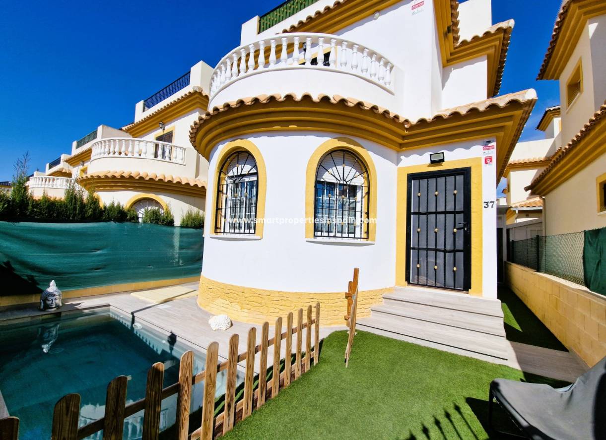 Wederverkoop - Detached Villa - La Marina - Urbanizacion la marina