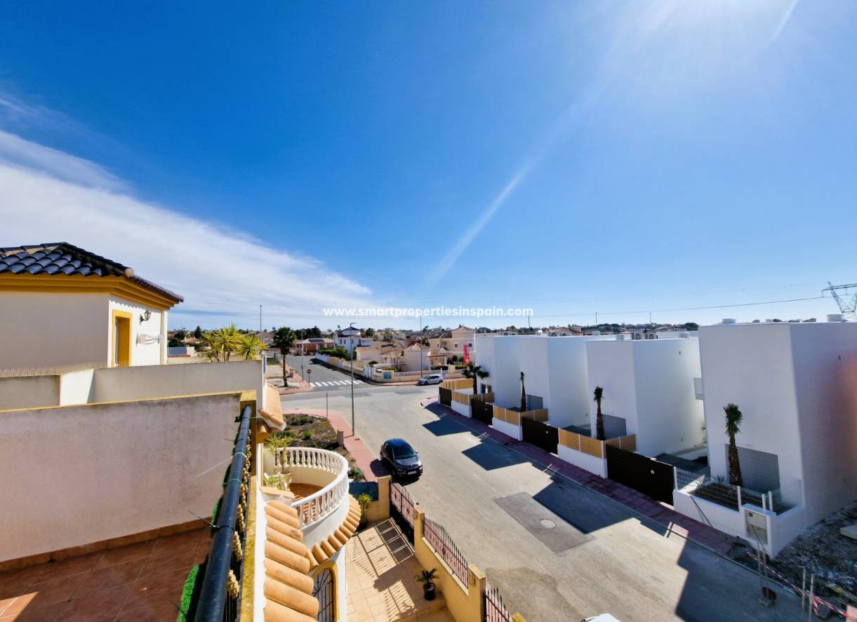 Wederverkoop - Detached Villa - La Marina - Urbanizacion la marina