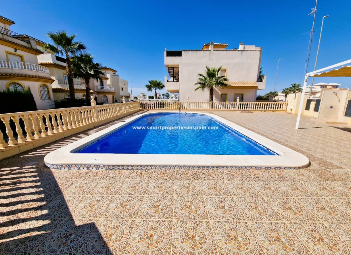 Wederverkoop - Detached Villa - La Marina - Urbanizacion la marina