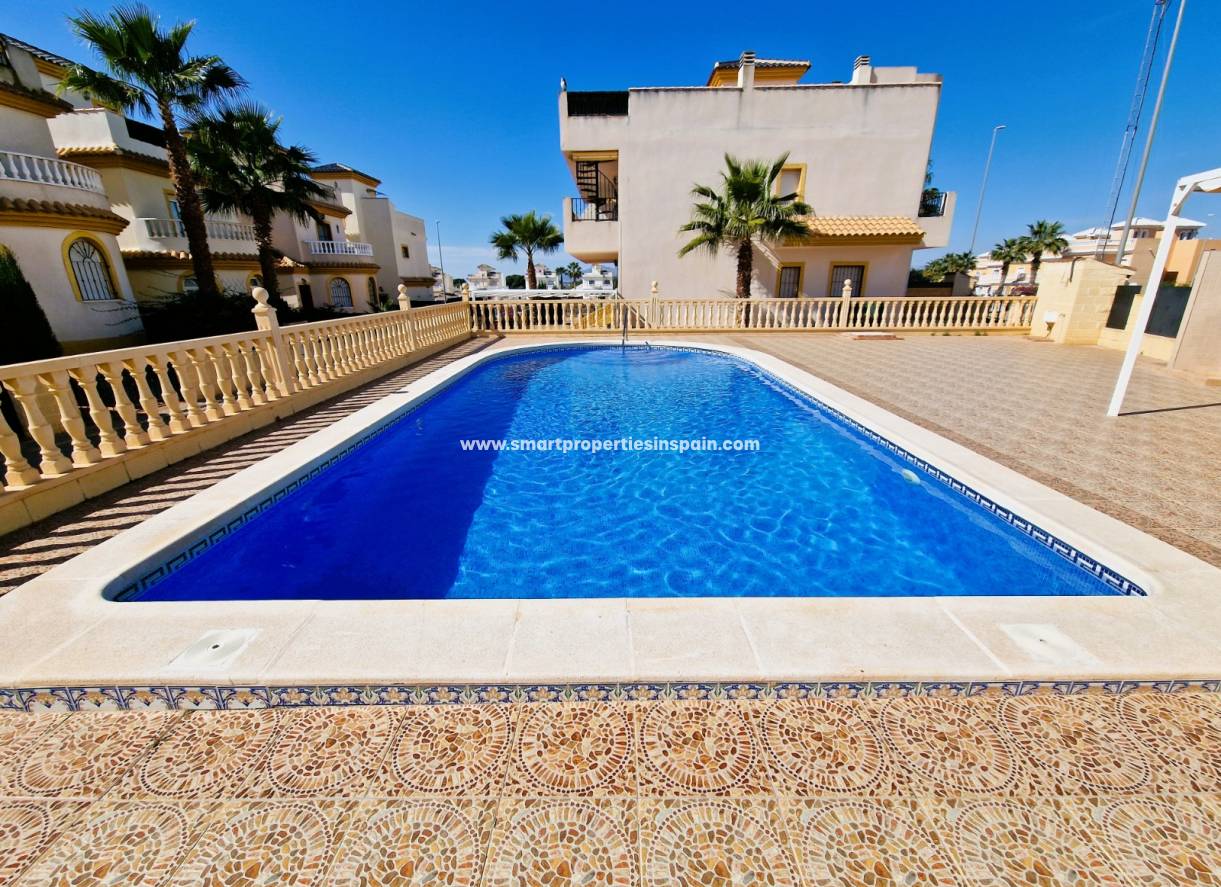 Wederverkoop - Detached Villa - La Marina - Urbanizacion la marina