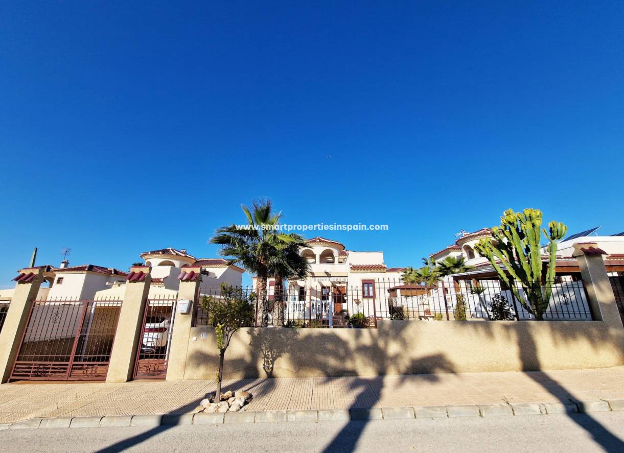 Wederverkoop - Detached Villa - La Marina - Urbanización La Marina