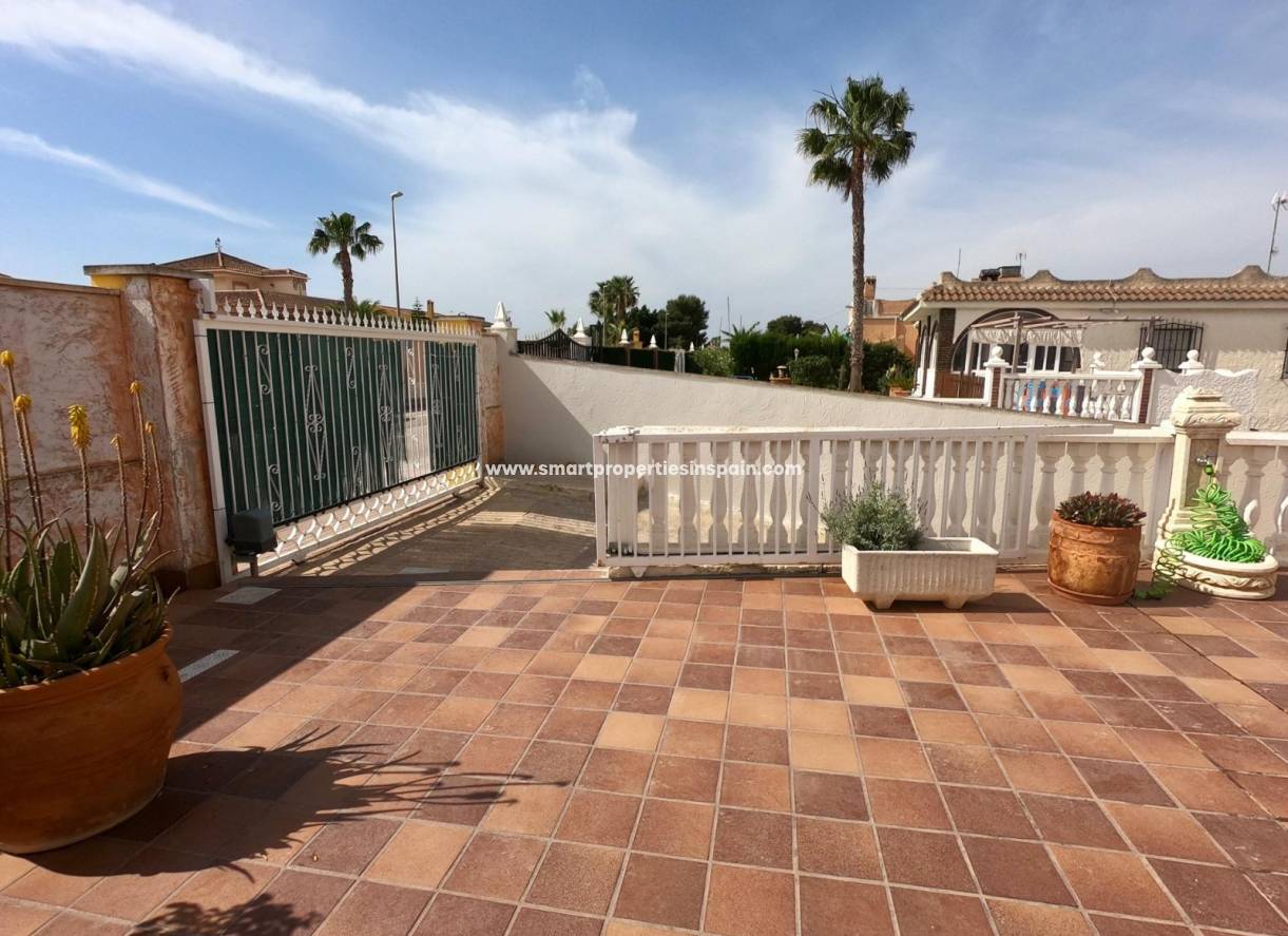Wederverkoop - Detached Villa - La Marina - Urbanización La Marina