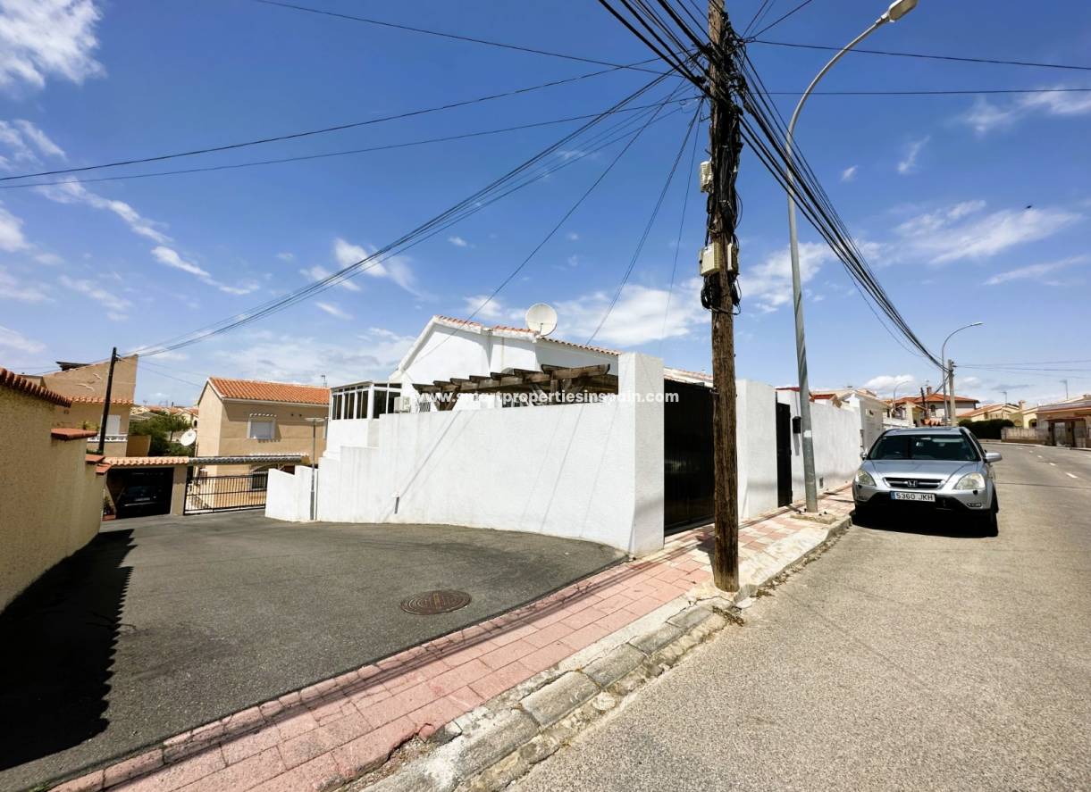 Wederverkoop - Detached Villa - La Marina - Urbanización La Marina