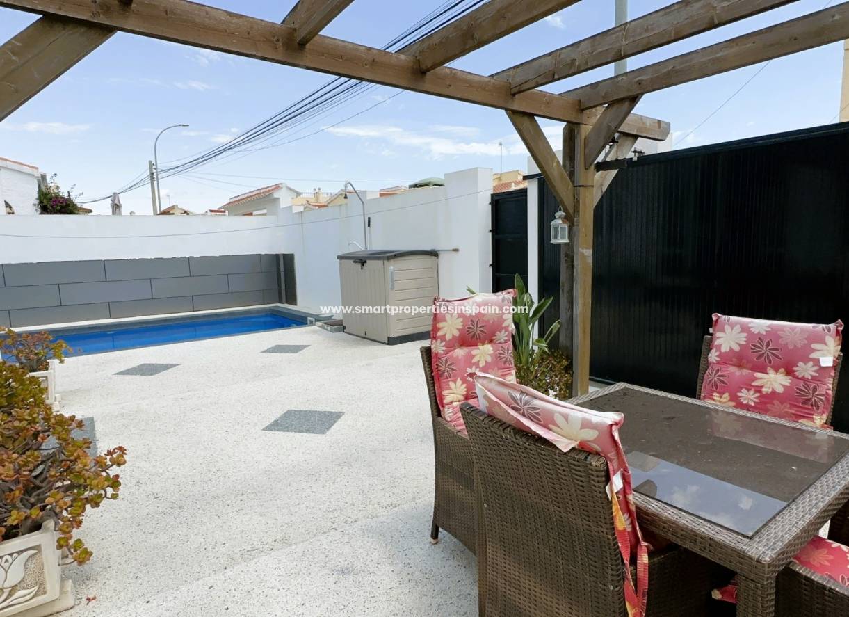 Wederverkoop - Detached Villa - La Marina - Urbanización La Marina